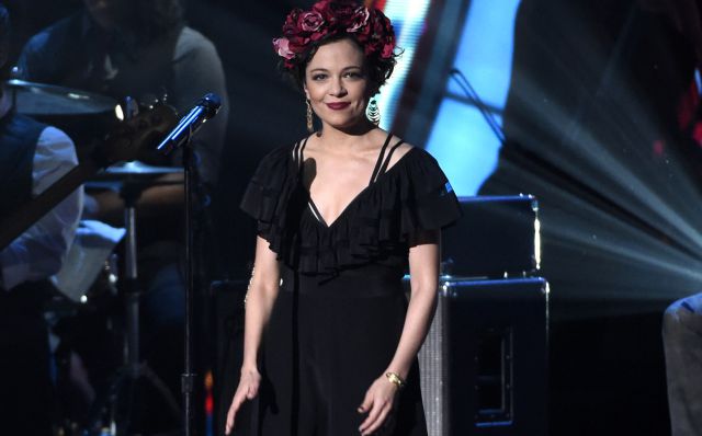 Natalia Lafourcade y Pitbull comparten premio Grammy