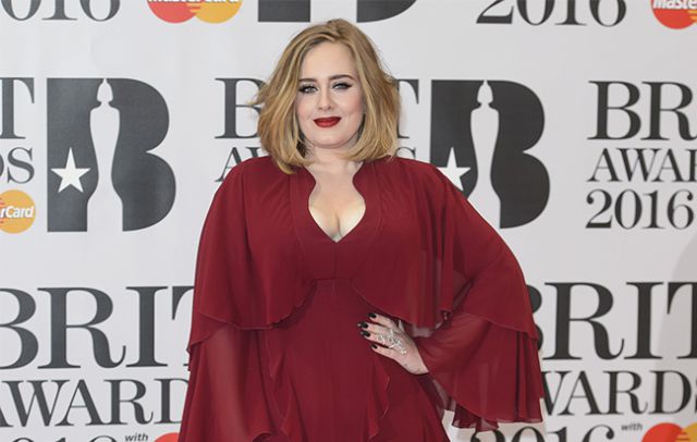 Adele ayuda a una mujer a proponerle matrimonio a su novio