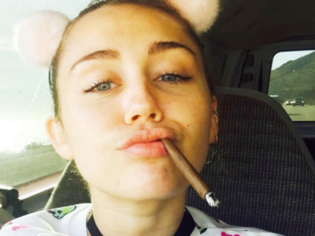 Miley Cyrus usa los retenedores de su mejor amiga