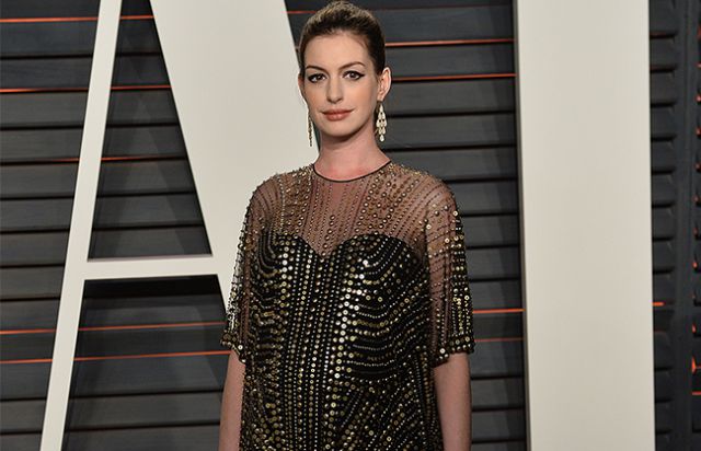 Anne Hathaway celebra su ‘baby shower’ con amigos cercanos