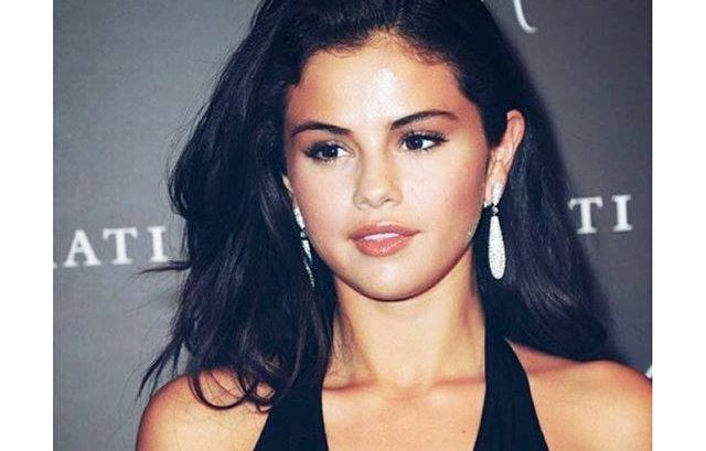 Selena Gómez pierde el control en un ascensor