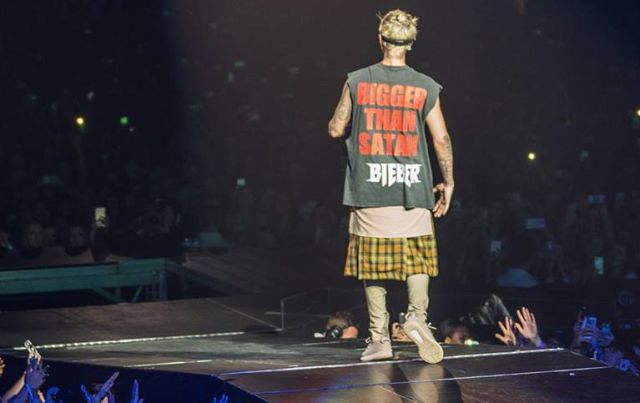 Justin Bieber es criticado por usar una camiseta de Satán Justin Bieber es criticado por usar una camiseta de Satán