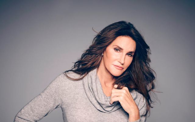 Caitlyn Jenner se aloca y besa a Kris Jenner
