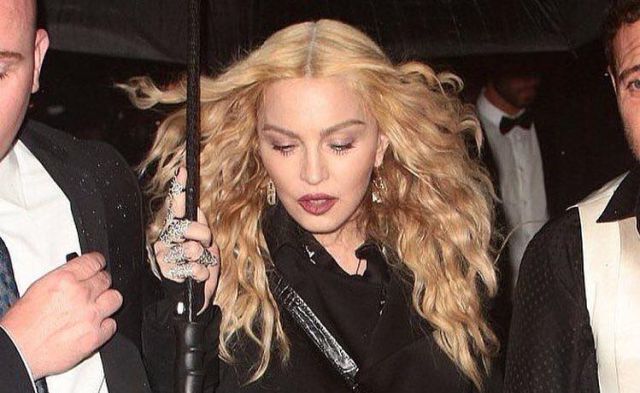 Madonna simula acto sexual en medio de la MET Gala