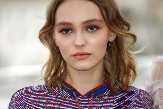 Lily-Rose Depp defiende a su padre tras acusaciones de violencia doméstica