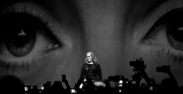 Adele no pudo contener el llanto durante el homenaje a las víctimas del ataque en Orlando