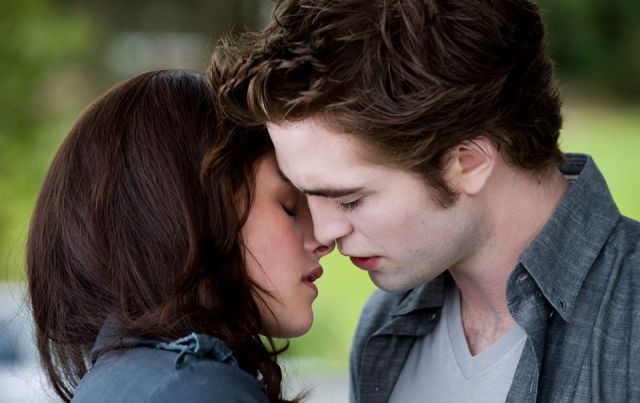 Robert Pattinson habla sobre la salida de clóset de su ex Kristen Stewart
