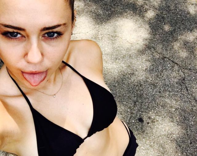 Miley Cyrus y Liam Hemsworth cantan a dúo un tema de Justin Bieber
