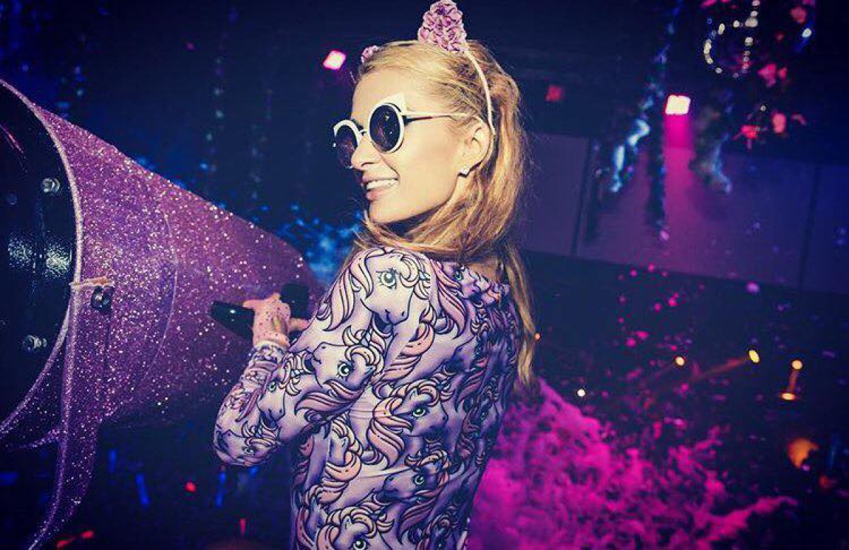 Las sensuales fotos de Paris Hilton en Ibiza - LOS40 Colombia