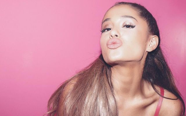 Ariana Grande se enojó con el presentador de la alfombra roja de los VMA's por esta razón