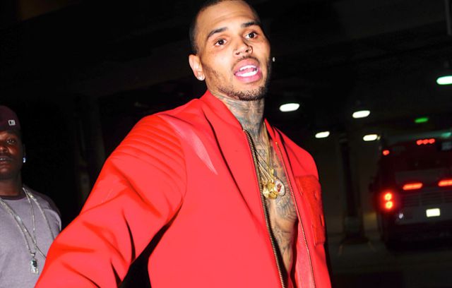 Chris Brown amenaza a una mujer con una pistola