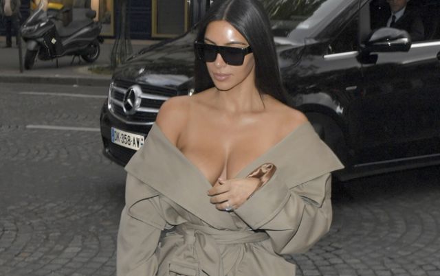 Kim Kardashian abandona Francia en jet privado tras ser víctima de un robo