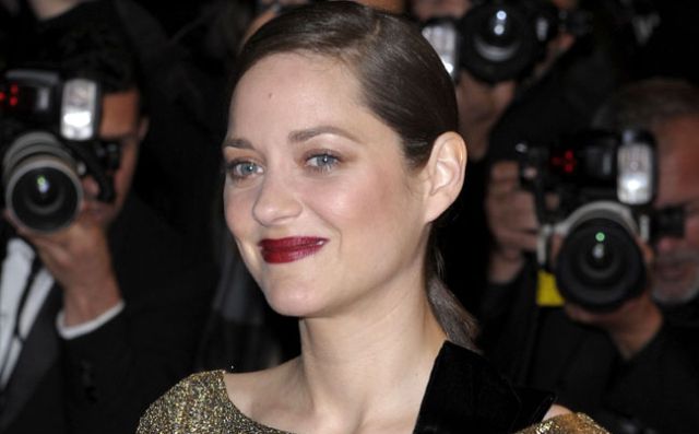 Marion Cotillard tilda de 'extraña' su escena de sexo con Brad Pitt