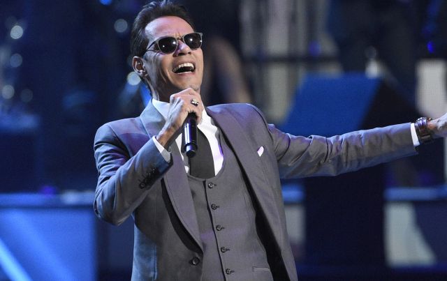 Marc Anthony se besa con dos hombres después de los Latin Grammy