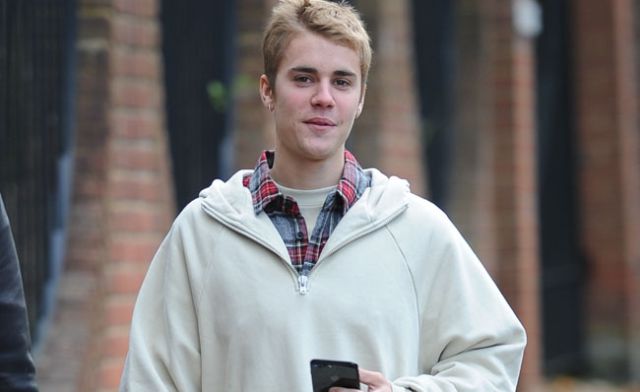 Justin Bieber estudia la Biblia para 'cambiar' su vida Justin Bieber estudia la Biblia para 'cambiar' su vida