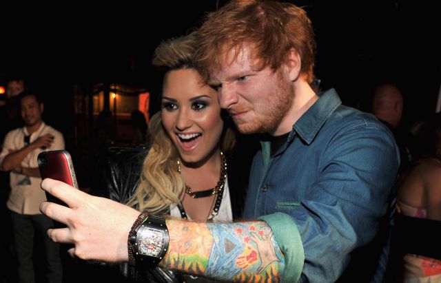 El apasionado beso de Demi Lovato con Ed Sheeran