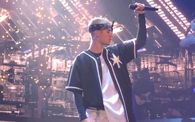 La accidentada presentación de Justin Bieber y Luis Fonsi cantando
