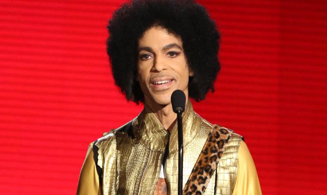 Fans recuerdan a Prince a un año de su muerte