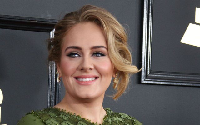 Adele se lleva de una tienda todas las postales en las que aparece su rostro