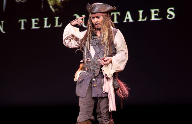Johnny Deep sorprende a turistas de Disney disfrazado de ‘Jack Sparrow’ Johnny Deep sorprende a turistas de Disney disfrazado de ‘Jack Sparrow’