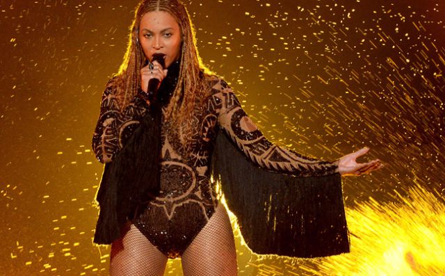 Subastan micrófono de Beyoncé por 11.000 dólares