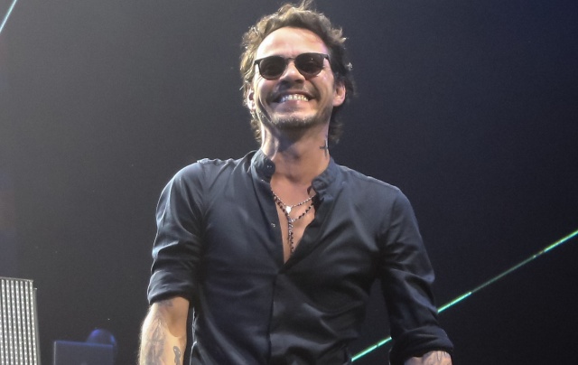El polémico beso de Marc Anthony y Maluma en México