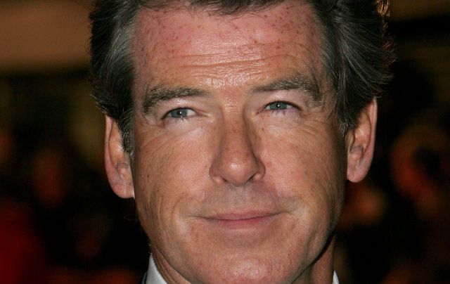 El aspecto transformado de Pierce Brosnan en las playas de Hawaii