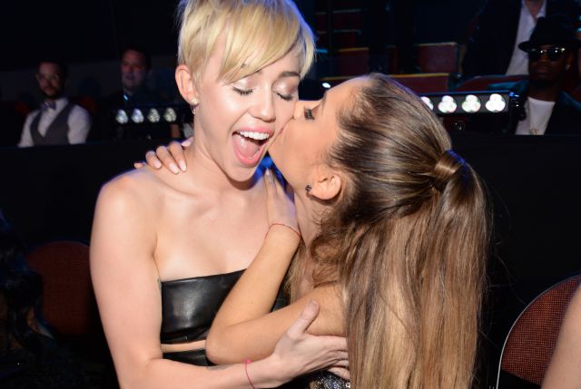 El emotivo mensaje de Miley Cyrus para Ariana Grande tras el atentado en Mánchester