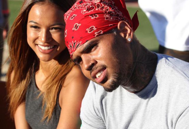 Exnovia de Chris Brown consigue que el juez imponga una orden de alejamiento