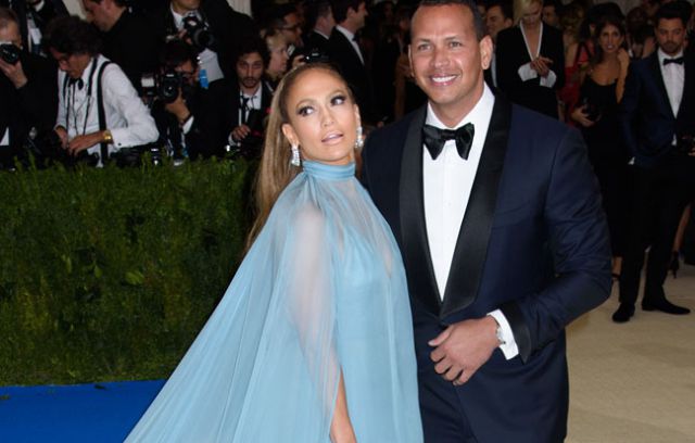 JLo y Alex Rodriguez presumen de su escapada romántica a París JLo y Alex Rodriguez presumen de su escapada romántica a París