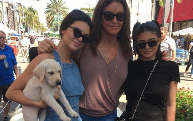 Caitlyn Jenner pasa el ‘Día del Padre’ con Kendall y Kylie Caitlyn Jenner pasa el ‘Día del Padre’ con Kendall y Kylie