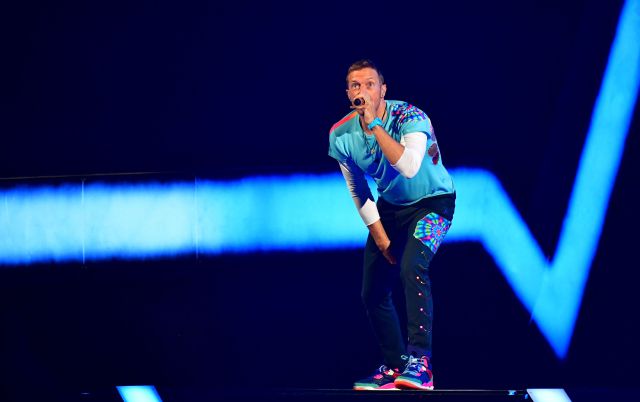 Coldplay toca en concierto con fanático en silla de ruedas e impacta a su público Coldplay toca en concierto con fanático en silla de ruedas e impacta a su público