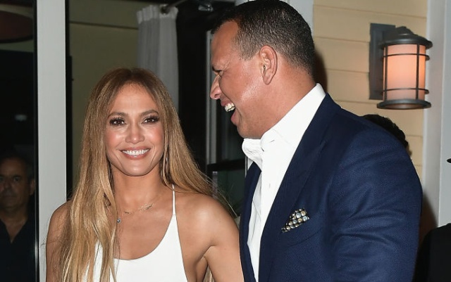 La pareja de moda ha celebrado una fecha tan especial rodeada de sus amigos y familiares este sábado.
