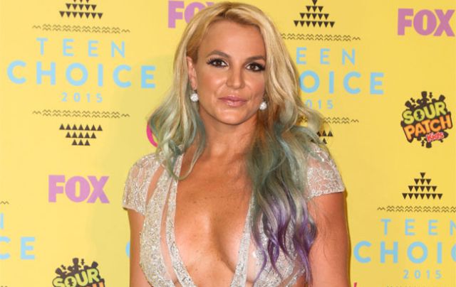 Britney Spears sufre tremendo susto en el escenario por cuenta de un fan