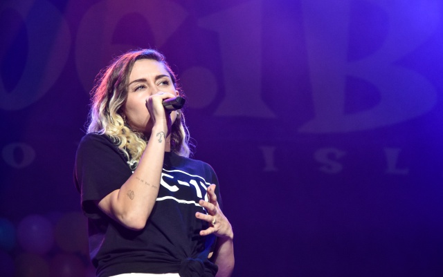 Miley Cyrus presenta un adelanto de su nuevo disco y sus fans no se cambian por nadie Miley Cyrus presenta un adelanto de su nuevo disco y sus fans no se cambian por nadie