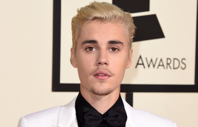Difunden polémico video de Justin Bieber ‘besando’ al pastor que lo volvió creyente
