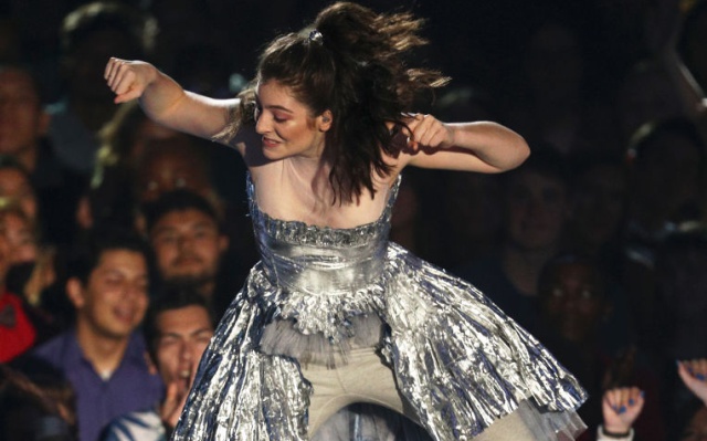 Lorde culpa a la 'gripa' su desafortunada actuación en los MTV Video Music Awards