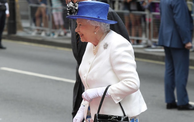 Giorgio Armani se ofrece a renovar la imagen de Isabel II