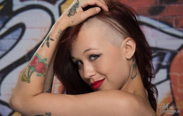 Esta famosa modelo podría quedar ciega por tatuarse uno de sus ojos Esta famosa modelo podría quedar ciega por tatuarse uno de sus ojos