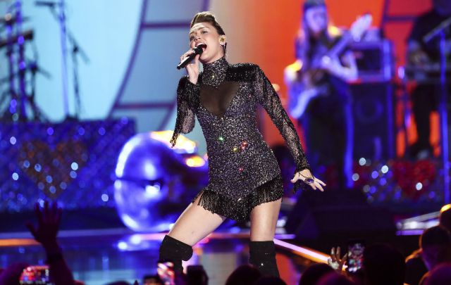 Miley Cyrus rinde tributo a las víctimas de Las Vegas cantando Miley Cyrus rinde tributo a las víctimas de Las Vegas cantando
