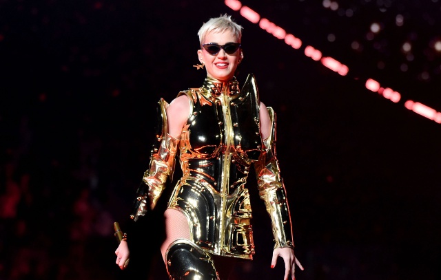 El épico compromiso de dos fanáticas de Katy Perry en medio de su concierto es viral en redes