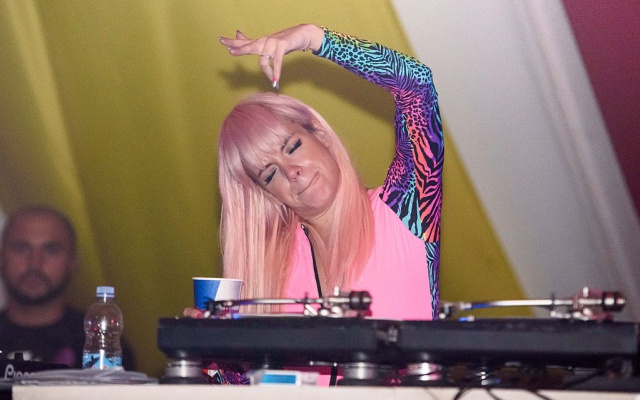 Lily Allen estrena “Tigger Bang” junto a Giggs