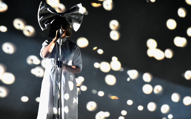 Afrojack y David Guetta se une a Sia para el remix de “Helium”