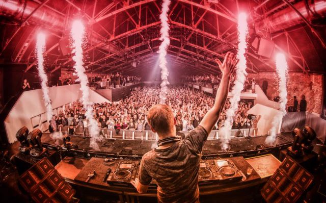 El increíble set de Armin Van Buuren que lo pone de cabeza en pleno show