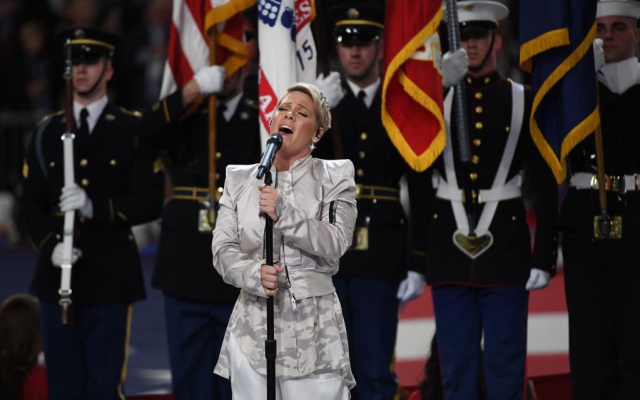 Esto escupió Pink antes de su actuación en la Super Bowl