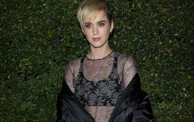 La desesperada reacción de Katy Perry por el ramo de una novia que divierte a sus fans
