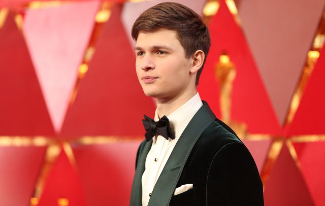 La particular foto de Ansel Elgort, que fue sensación en los Oscars 2018 La particular foto de Ansel Elgort, que fue sensación en los Oscars 2018
