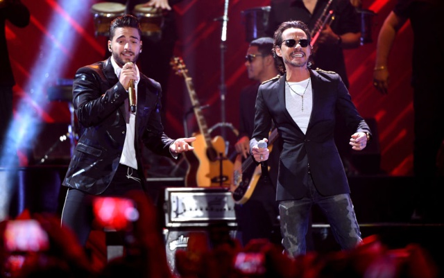 Por este beso con Maluma dicen en redes sociales que Marc Anthony es gay Por este beso con Maluma dicen en redes sociales que Marc Anthony es gay