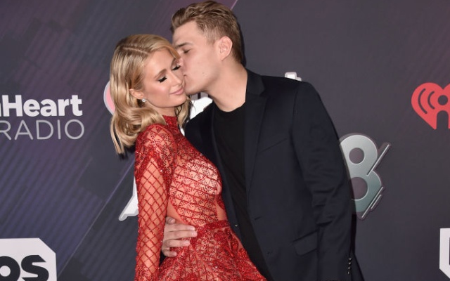 Así deslumbra Paris Hilton a su prometido Así deslumbra Paris Hilton a su prometido