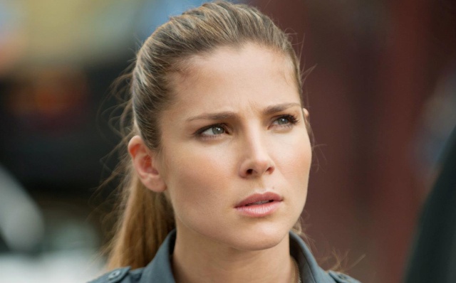 Elsa Pataky salta a una piscina desde diez metros de altura Elsa Pataky salta a una piscina desde diez metros de altura